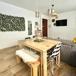 Daire Trauko Flat Parking 15 Euros X Day Ebi01313 *